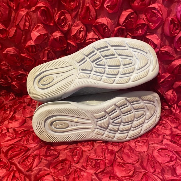 Nike Air Max Axis Sneaker - Picture 6 of 7